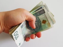 Uwierzyła w policyjną akcję i straciła ponad 20 tysięcy złotych. Oszuści podszyli się pod bank i policjanta