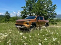 Pierwsza jazda: Toyota Hilux po raz dziewiąty, poprawiony. A na dokładkę prąd