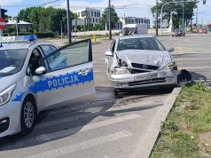 Zderzenie trzech pojazdów na rondzie im. Lubelskiego Lipca ’80. Pasażerka autobusu trafiła do szpitala