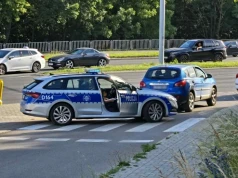 Lublin: Wjechał hulajnogą na przejście dla pieszych. Uderzył w bok auta, trafił do szpitala