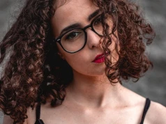 Sennik brunetka – znaczenie snu o brunetce i jego symbolika