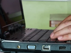 Ten błąd po cichu skraca życie laptopa. Większość osób robi to każdego dnia