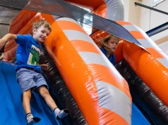 Wakacyjny rollercoaster. Jak zaplanować opiekę nad dzieckiem w mieście?