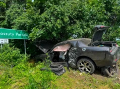Dodge uderzył w betonowy płot i wylądował w polu