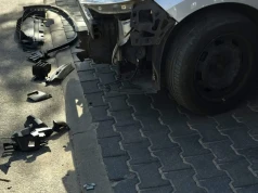 Wyjeżdżali spod baru. Volkswagen urwał przód ich auta (ZDJĘCIA)