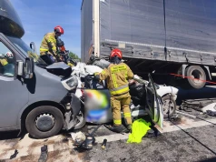 Osobówka pod naczepą. Poważny wypadek na A1