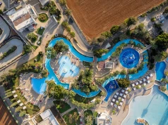 Jakie atrakcje wodne czekają w aquaparkach położonych w górskich kurortach?