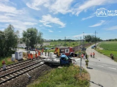 Dostawcze Iveco zepsuło się na przejeździe i zostało uderzone przez pociąg. Kierowca po spożyciu