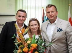 Dziesięć głosów za, cztery wstrzymujące, troje nieobecnych. Zarząd Powiatu z Absolutorium za 2025 rok.