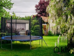Jeden podmuch wiatru wystarczył. Trampolina zniszczyła auto sąsiada
