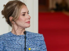 Marta Nawrocka w granatowym garniturze. Uwagę zwraca koszula