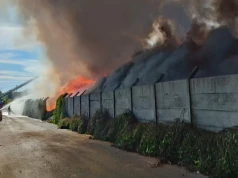 Pożar w Chorzowie na terenie dużej firmy zajmującej się odpadami . Pali się kilkaset ton śmieci