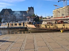 Koniec przykrego krajobrazu na szczecińskich bulwarach! Wraki barek ,,Daria” i ,,Konrad” odholowane