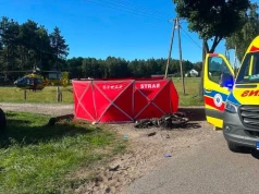Tragiczne zderzenie motorowerzysty z ciągnikiem rolniczym. Nie żyje kierujący, pasażerka w stanie ciężkim