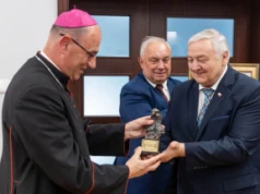 Prymas Polski abp Wojciech Polak odebrał Nagrodę Orła Jana Karskiego