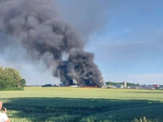 Duży pożar w Chorzowie. Płonie około 400 ton śmieci. Lepiej zamknąć okna