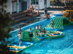Baseny Wisła rozpoczynają sezon letni. Nowe jacuzzi, wodny tor przeszkód i promocyjne bilety na otwarcie