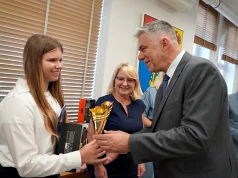 Prymusi i osobowości roku w szkołach gminy Świdnica z nagrodami