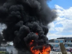Potworna tragedia w Warszawie. Samolot runął na ulicę i stanął w płomieniach. Są ofiary śmiertelne