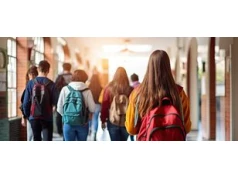 Ponad 67 tys. uczniów i 11 tys. nauczycieli rozpoczyna jutro wakacje. W Łodzi odbyło się uroczyste miejskie zakończenie roku szkolnego