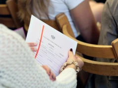 Daje dziecku 200 zł za świadectwo z czerwonym paskiem. "To bardzo obciążające dla psychiki"