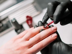 Smukłe paznokcie bez przedłużania. "Italian manicure" wkracza na salony i oszukuje oko