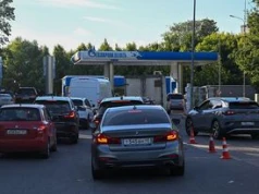 Rosjanie stoją w kolejkach po paliwo. Tak działa "potęga naftowa"