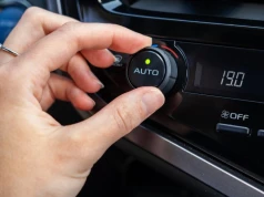 Tak najszybciej schłodzisz nagrzane auto. Przestań z odpalaniem klimy na maksa