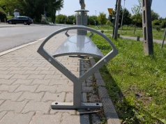 Krakowskie przystanki jak szklarnie, ławki jak grille