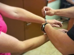Jechała slalomem, miała ponad 1,5 promila. Potem próbowała przekupić policjantów