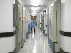 Ordynator własnym ciałem obezwładnił 19-letniego nożownika, który wtargnął do szpitala. Uratował lekarza i pacjentów