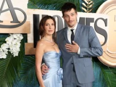 Millie Bobby Brown w kolorze icy blue. To najchłodniejszy hit sezonu