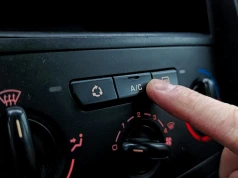 Czy można chłodzić auto na postoju? Pamiętaj, że przepisy mają ważny wyjątek