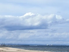 Spokojna plaża 30 minut od centrum Gdańska. Znajdziesz na niej bursztyny