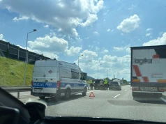 Ekstremalny poziom głupoty. Odpalali auto na kable, na lewym pasie S-1!