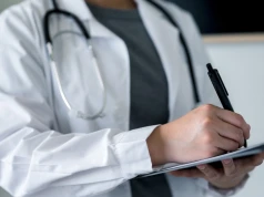 Tyle naprawdę zarabiają lekarze rezydenci zaraz po studiach