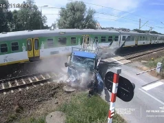 Bieniewice. Dostawczak utknął między rogatkami, machanie nie zatrzymało pociągu (wideo)