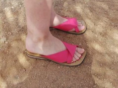 Wybierają takie buty na upał. Podolog załamuje ręce