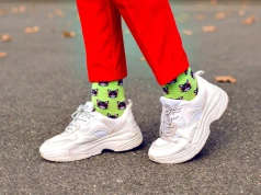 Białe sneakersy schowaj do szafy. Ten kolor znacznie lepiej wygląda z jasnymi spodniami