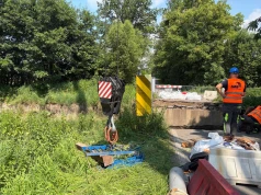 Po zawaleniu mostu w Dębowcu prokuratura bada, czy doszło do rażącego przekroczenia tonażu