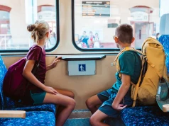 Dzieci kochają pociągi, rodzice doceniają wygodę. Nowy raport o podróżach koleją