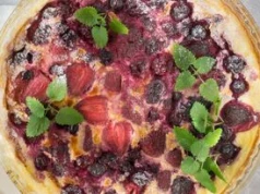 Prosty przepis na omlet z truskawkami. Zawsze wyrasta i jest przepyszny