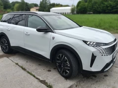 Statek kosmiczny z napędem od kosiarki? Testujemy Peugeota 5008 GT Exclusive MHEV