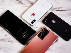 Jak niebieskie światło z telefonu oszukuje szyszynkę, by nie produkowała melatoniny.