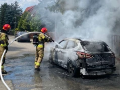 Pożar samochodu w Krakowie. Płomienie uszkodziły dwa inne auta i drzewo