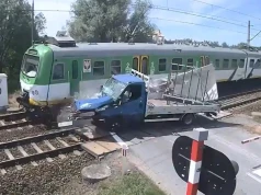Samochód zepsuł się na przejeździe kolejowo-drogowym. Pociąg go staranował. Jest wideo z wypadku