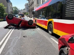 Zderzenie dwóch osobówek i autobusu pod "Presidentem". Jedna z nich dachowała