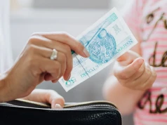 Dodatkowe 300 zł dla każdego ucznia. Warto pilnować terminu, żeby nie przegapić wypłaty pieniędzy