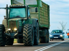 Czy na ciągłej linii można wyprzedzić traktor? Przepisy mówią wprost