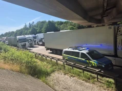 A2: pęknięta autostrada, umierające kurczaki, groźne najechanie i pożar ciężarówki